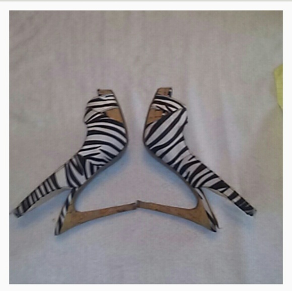 SIZE 6 GUESS SLING BACK PEEP TOE SANDAL HEELS - Picture 3 of 5